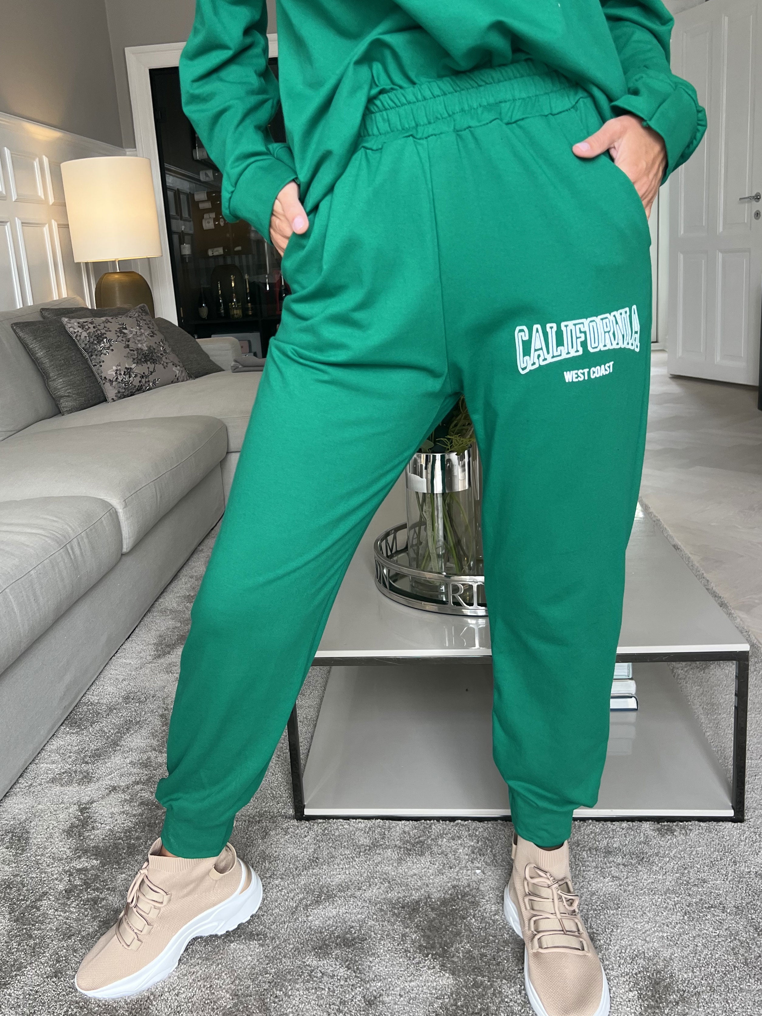 Noelle - Snyggt joggingset med skrift över bröstet